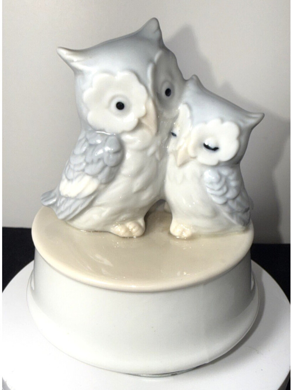 0047- Vintage Otagiri Porcelain Grey Owls Music Box "Close To You" Japan 1980s - Picture 1 of 14